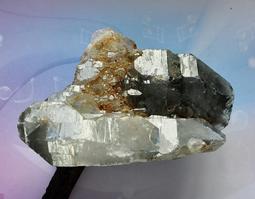 綠幽骨幹白水晶柱～ 淨重约1.58公斤。贈底座～好運到水晶坊（A5_10） 歷史價格詳細信息