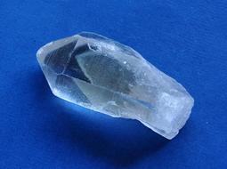 綠幽骨幹白水晶柱～ 淨重约1.58公斤。贈底座～好運到水晶坊（A5_10） 歷史價格詳細信息