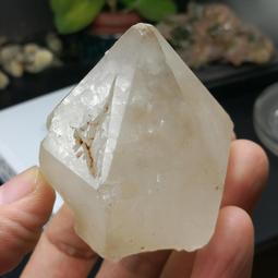 天然白水晶柱，雙層隱山⛰️，藍針 高：15寬： 6公分金字塔隱山.清晰可見，帶藍針！配送高檔底座 歷史價格詳細信息