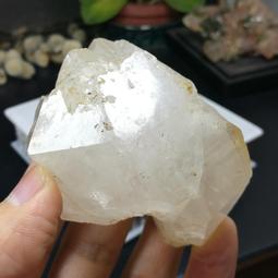 天然白水晶柱，雙層隱山⛰️，藍針 高：15寬： 6公分金字塔隱山.清晰可見，帶藍針！配送高檔底座 歷史價格詳細信息