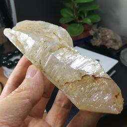 天然白水晶柱，雙層隱山⛰️，藍針 高：15寬： 6公分金字塔隱山.清晰可見，帶藍針！配送高檔底座 歷史價格詳細信息