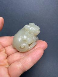 【御寶齋】--｛祥龍玉牌｝--和闐黃玉紅皮籽料、料正質細膩、高浮雕工藝精緻、造形生動．．// 特價給第一標 //H-92 歷史價格詳細信息