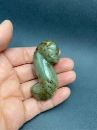 【御寶齋】--｛螭龍韘形珮｝--和闐老玉白玉質黃褐沁料、背面陰雕、油脂光澤．．// 廣告價第一標 // 歷史價格詳細信息