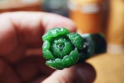 和闐玉碧玉紅皮老料粉陽綠手鐲，圈口5657,老熟油糯，俏色紅 歷史價格詳細信息