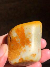 和闐玉籽料 俏色金皮油潤白肉巧雕天祿和田玉獨籽31.6g Q潤細白肉 黃金皮色俏雕保留 溫潤油性佳 歷史價格詳細信息