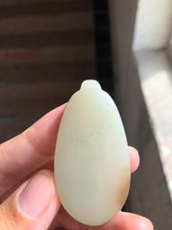 新疆和闐玉超薄隨行原石05，重量36.24G，質地細膩、沁色帶金皮、獨仔料，油潤包漿光澤自然、皮殼渾厚。 歷史價格詳細信息