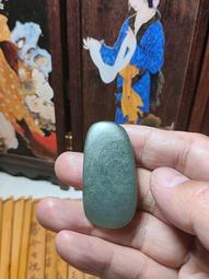 新疆和闐玉隨行原石適把件(ST-040)，質地細膩油潤，白肉秋梨皮/紅沁、獨仔料，H72.8x45.5X23.5mm 164.5G，敬請把握。 歷史價格詳細信息