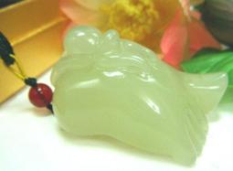 新疆和闐玉超薄隨行原石05，重量36.24G，質地細膩、沁色帶金皮、獨仔料，油潤包漿光澤自然、皮殼渾厚。 歷史價格詳細信息