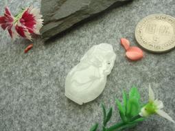 S2564玉梳子❀翡翠玉A貨水潤淡黃月形小梳子（微瑕疵） 刮痧板 墜子 吊墜 掛件 吊飾【緬甸玉翠軒】緬甸玉首飾品 歷史價格詳細信息