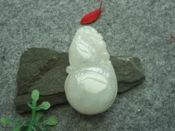 如意掛墜 翡翠（A貨） 上面帶翠 料子細膩油潤 起冰感 長3.5厘米 寬1.9厘米 厚0.5厘米 6 古董 古玩 舊藏 二手【破爛商會】-261 歷史價格詳細信息