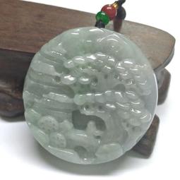 大型山水翡翠陰陽色掛件（雕工精美，雙色翡翠不多見，邊部有一道痕跡沒有打磨，徑8.1*2. 舊藏 古玩 翡翠 二手【古玩拍賣】-1083 歷史價格詳細信息
