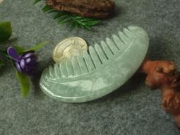 R2772墜子❀翡翠玉A貨水潤飄花帶棉月牙梳子墜子吊墜掛件玉珮【緬甸玉翠軒】玉首飾品  實用型 歷史價格詳細信息