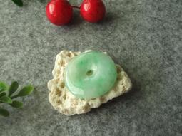 K1254玉平安扣❀翡翠玉A貨水潤飄綠花平安扣玉牌吊墜掛件 【緬甸玉翠軒】首飾品 綹紋小瑕疵 歷史價格詳細信息