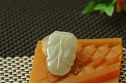 R3735玉墜子❀翡翠玉A貨冰潤飄淡綠小樹葉--一夜成名吊墜掛件擺飾品 【緬甸玉翠軒】首飾品 歷史價格詳細信息