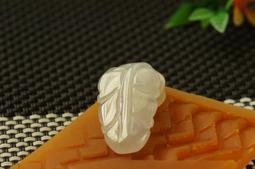 R3735玉墜子❀翡翠玉A貨冰潤飄淡綠小樹葉--一夜成名吊墜掛件擺飾品 【緬甸玉翠軒】首飾品 歷史價格詳細信息