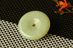 緬甸翡翠吊墜冰潤飄綠甜甜圈掛件k金鑲嵌天然A貨連扣尺寸2 歷史價格詳細信息