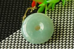 冰潤翡翠圓扣(已配掛繩)  裸石無裂紋局部到冰種種老起膠  實物實拍  裸 翡翠 飾品 收藏【二手】【微淵古董】-3915 歷史價格詳細信息