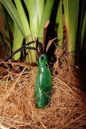 和闐玉碧玉紅皮老料粉陽綠手鐲，圈口5657,老熟油糯，俏色紅 歷史價格詳細信息