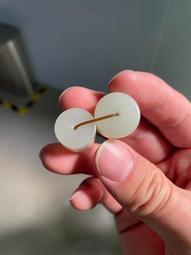 新疆和闐玉 白玉隨行原石(ST-050)，適掛件有孔、質地細膩油潤，獨仔料，尺寸：H40.8x24.4X10.3mm 18.25G，敬請把握。 歷史價格詳細信息