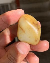 新疆和闐玉 白玉黃沁隨行原石(ST-030)，質地細膩油潤，獨仔料，尺寸：H56.8x28.7X14.3mm 45.8G，敬請把握。 歷史價格詳細信息