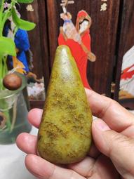 新疆和闐玉 青玉碧玉隨行原石(ST3-030)，適合把件、鴨蛋青/菠菜綠 老熟皮白肉、皮色老氣、潤度細度佳、獨仔料，毛孔清晰可見。 歷史價格詳細信息