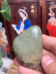 新疆和闐玉 青玉原石(UnL-G-030)，適合把件、鴨蛋青 老熟皮白肉、皮色老氣、潤度細度佳、獨仔料，毛孔清晰可見。可遇不可求，敬請把握！ 歷史價格詳細信息