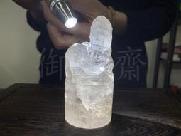 【御古齋】精選天然 白水晶 精雕喜上眉稍 咬錢蝙蝠 造型茶壺 天然紋路 擺壺生福 居家擺件 裝飾擺飾 附盒 0903 歷史價格詳細信息