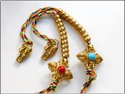 【雅之賞|佛教|藏傳文物】西藏色拉寺心想事成咒輪護身符吊墜~040422 歷史價格詳細信息