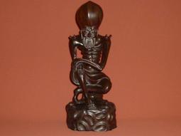 【張紅山之收藏】清-和闐青白玉-福神 藏品規格:長11公分寬4.5公分高16.7公分底座4.8 總高21.5公分 歷史價格詳細信息