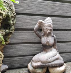 託 售---近 代--丁 二 仲 水墨 --幽谷 山水 鏡片 歷史價格詳細信息