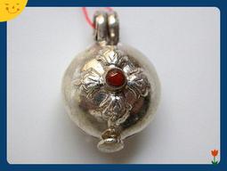 【雅之賞|藏傳|佛教文物】精品＊ 尼泊爾 藏銀鑲綠松石 嘎嗚~~B40  (附中國結繩) 歷史價格詳細信息