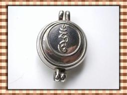 【雅之賞|藏傳|佛教文物】精品＊ 尼泊爾 藏銀鑲綠松石 嘎嗚~~B40  (附中國結繩) 歷史價格詳細信息