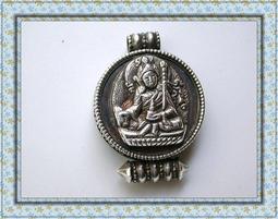 【雅之賞|藏傳|佛教文物】精品＊ 尼泊爾 藏銀鑲綠松石 嘎嗚~~B40  (附中國結繩) 歷史價格詳細信息