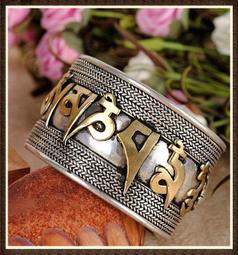 【雅之賞】*特賣* 尼泊爾  藏銀雕花 六字明咒 手鐲 ~ V220 歷史價格詳細信息