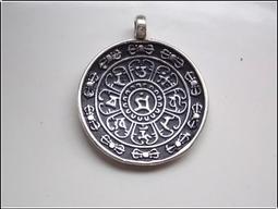 【雅之賞|藏傳|佛教文物】文殊菩薩+咒輪 琉璃吊墜護身掛件~205201 歷史價格詳細信息