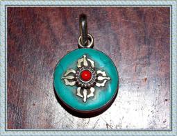 【雅之賞】*特賣*尼泊爾手工鑲嵌黃銅綠度母珊瑚吊墜掛墜~030455 歷史價格詳細信息