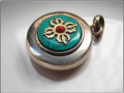 【雅之賞】*特賣*尼泊爾手工鑲嵌黃銅綠度母珊瑚吊墜掛墜~030455 歷史價格詳細信息