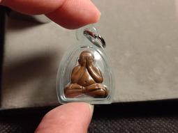 泰國佛牌~帕必達~Phasuk形制~阿羅漢聖僧昭坤諾參與開光~Wat Lao(曼谷)~值得收藏(0108C) 價格比較,價格查詢,歷史價格詳細信息