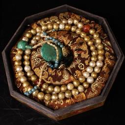 宮廷御用首飾刺繡盒內珍藏老翡翠手鐲和景泰藍鑲貓眼石戒指刺繡盒尺寸：直徑24.7厘米 高6.2厘米 古董 古玩 舊藏【破爛商會】-116 歷史價格詳細信息