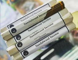 [綺異館] 藏傳佛教 六字真言+雪獅 黃銅爐 香爐 香台 點香盒 香粉 藏香 不丹香 塔香適用 BBOAT-OM 歷史價格詳細信息