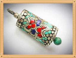 【雅之賞】*特賣*尼泊爾手工鑲嵌黃銅綠度母珊瑚吊墜掛墜~030455 歷史價格詳細信息