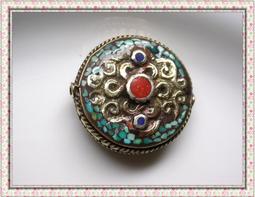 【雅之賞】*特賣*尼泊爾手工鑲嵌黃銅綠度母珊瑚吊墜掛墜~030455 歷史價格詳細信息