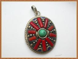 【雅之賞】*特賣*尼泊爾手工鑲嵌黃銅綠度母珊瑚吊墜掛墜~030455 歷史價格詳細信息