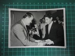 【台灣博土TWBT】201901-067 吳榮根義士 前往韓國駐華大使館 拜會金鐘坤大使  照片  民國71年11月3日 價格比較,價格查詢,歷史價格詳細信息