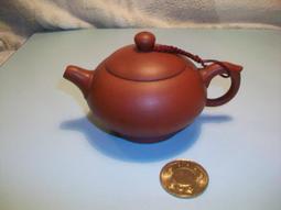 早期紫砂壺---提樑款式，柴窯燒製，泥料:段泥高溫窯變，9孔出水，空壺容量約370CC 歷史價格詳細信息