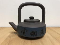 「壺氣滿堂」早期 請飲中國烏龍茶 底款中國宜興 蓋子的款為20 非外紅內紫 內紫外紅 朱泥 紅土 贈品壺 歷史價格詳細信息