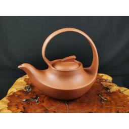 早期紫砂壺---提樑款式，柴窯燒製，泥料:段泥高溫窯變，9孔出水，空壺容量約370CC 歷史價格詳細信息