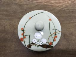 WH22387【四十八號老倉庫】全新 早期 台灣 淡土黃釉 手繪 梅花杯杯蓋 8cm 1蓋價【有瑕】【懷舊收藏拍片道具】 歷史價格詳細信息