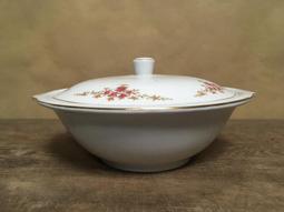 WH24092【四十八號老倉庫】全新 早期 台灣 荷葉邊 手繪 蓋印 山水人家風景 盤 圓盤 24.2cm 小瑕 1盤價 歷史價格詳細信息