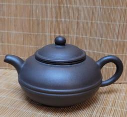 @@六合堂@@早期宜興六角綠泥壺。参考年代：1980年。40餘年，正宗廠內土，稀有品，7大孔濾茶出水，老茶仙最愛之一，泡 歷史價格詳細信息